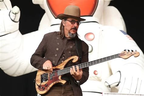 Les Claypool Keeps It Casual With Duo de Twang