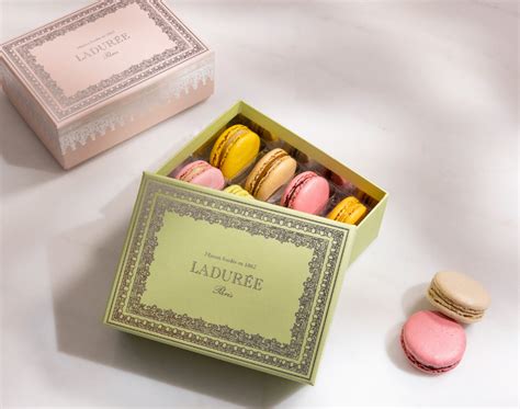 "Napoléon III" 8 macarons gift box - Pink | Maison Ladurée