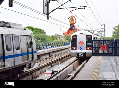 Delhi Metro train arriving at Jhandewalan metro station in New Delhi, India, Asia, Public Metro ...