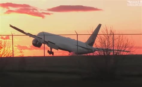 Air Canada flight makes ‘heart-stopping’ rough landing amid heavy crosswinds | The Independent