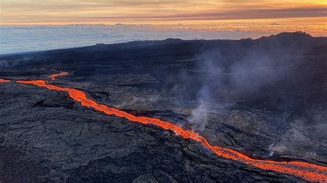 Mauna Loa lava flow continues crawling toward key highway | Honolulu ...