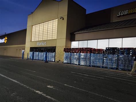 Arkansas-side Walmart barricades its doors | Texarkana Gazette