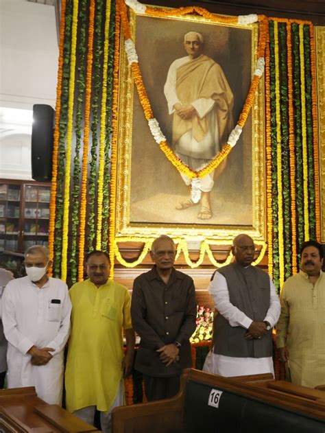 Congress leaders pay floral tribute to Motilal Nehru on his birth ...