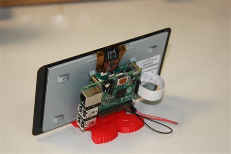 Raspberry Pi : un écran tactile officiel de 7" (800 x 480 pixels) à 60 ...