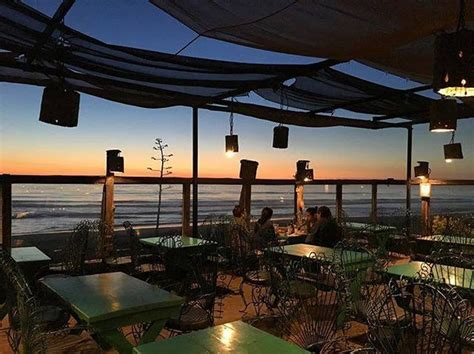 Los Pelicanos Hotel Inn-Restaurante tiene un restaurante con una hermosa vista al mar, ideal ...