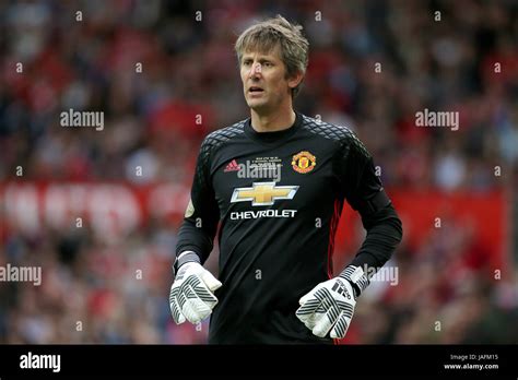 Manchester United goalkeeper Edwin van der Sar Stock Photo - Alamy