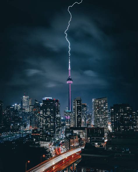 17 dazzling photos of Toronto at night