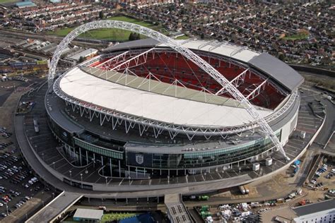 Estadio de Wembley es un estadio de fútbol que está ubicado en la ciudad de Londres, Inglaterra ...