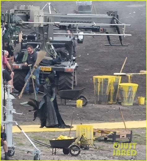 'Wicked' Set Photos Show Cynthia Erivo & Her Stunt Double Flying as ...