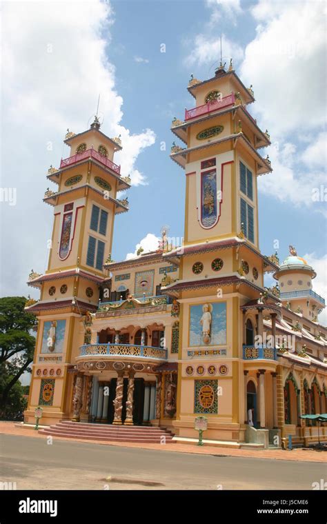 cao dai temple Stock Photo - Alamy