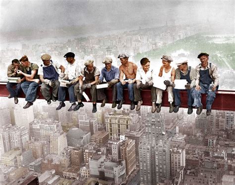 Famous 1932 B Colorized | Lunch atop a skyscraper, Famous pictures, Old ...