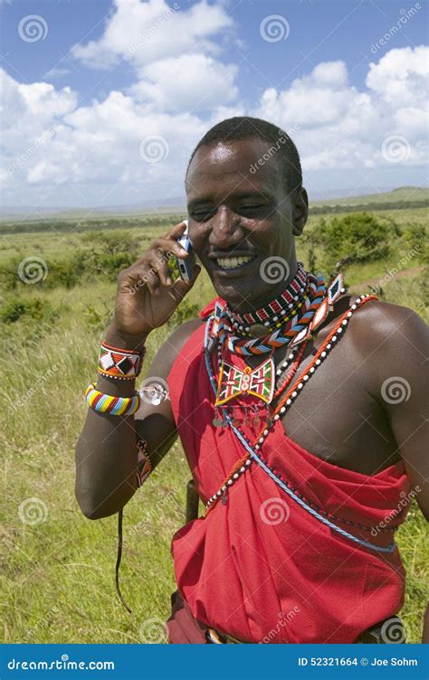 Le Masai Dans La Toge Rouge Parle à Son Téléphone Portable Des Prairies De La Garde De Faune De ...
