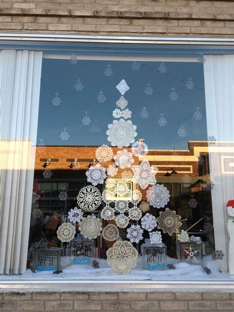 37 Cute Christmas Window Décorations - DigsDigs