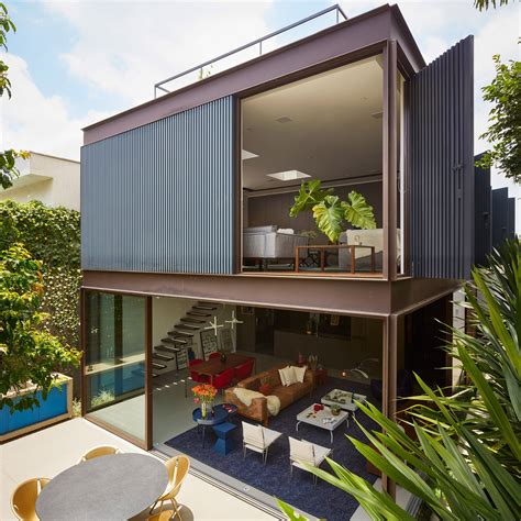 Casa urbana de esquina totalmente integrada ao jardim | Box houses, House and home magazine ...