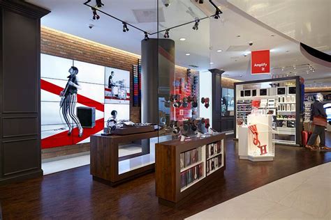 Verizon rolls out welcome mat to new 'destination store' (pictures) - CNET