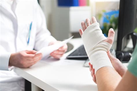 Fractured Wrist Symptoms and How Doctors Treat Them