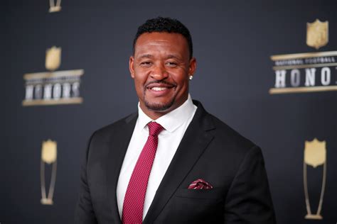 NFL World Reacts To Troubling Willie McGinest Update - The Spun