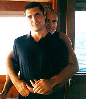 Gianni Versace And His BoyFriend Antonio D'Amico | Gianni versace, Barba sin bigote, Fotos de ...