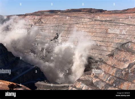 Super Pit Gold Mine Blast, Kalgoorlie Western Australia Stock Photo - Alamy