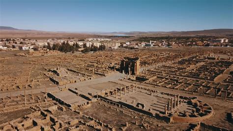 vista aérea de las ruinas de la antigua timgad, argelia 18903698 Vídeo ...