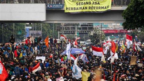 Kronologi Aksi Demo Mahasiswa di Depan DPR RI yang Berakhir Ricuh, Bentrok Terjadi hingga Malam ...