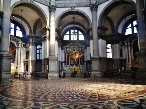 Venezia Basilica di Santa Maria della Salute Innen Zentralraum 1 - Category:Interior of Santa ...