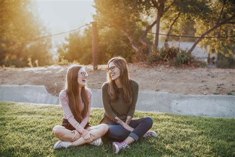 Top 5 Tips for Your Best Friend Photoshoot | Flytographer