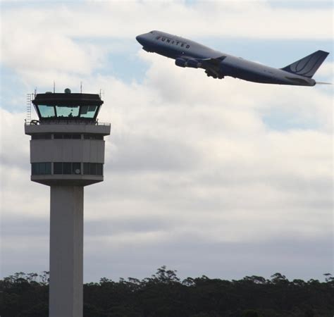 File:Melbourne airport control tower and united B747.jpg - Wikimedia Commons