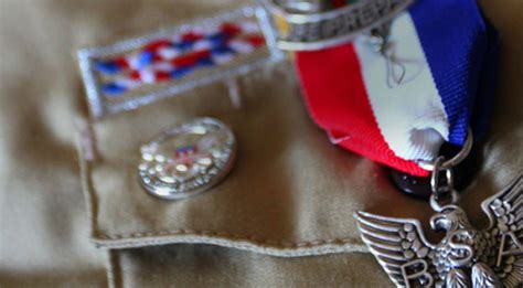 When should youth and adults wear the Eagle Scout medal?