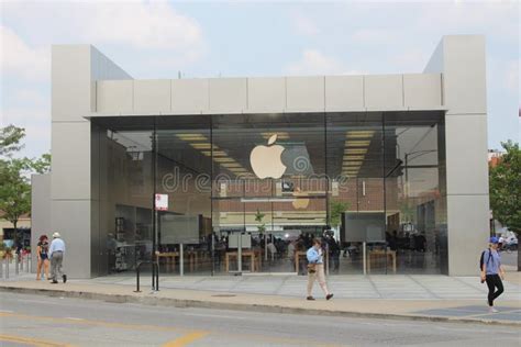 Apple Logo on Apple Lincoln Park Store, Chicago Editorial Stock Image - Image of walkers ...