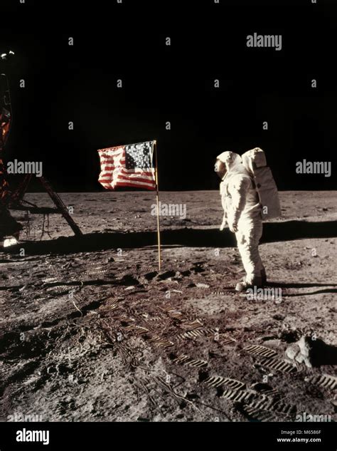 APOLLO 11 PLANTING UNITED STATES FLAG ON MOON - ka2051 NAS001 HARS ...