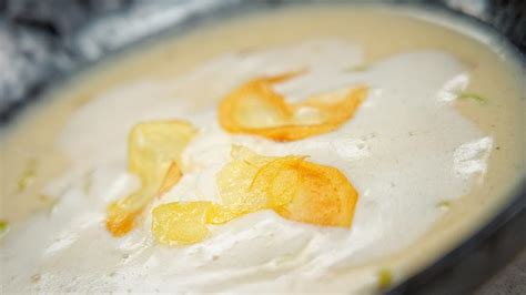 Erdapfel-Lauch-Cremesuppe mit Erdapfelchips - extra.ORF.at