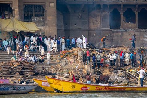 Varanasi Cremation Ghat, India Editorial Stock Photo - Image of funeral ...