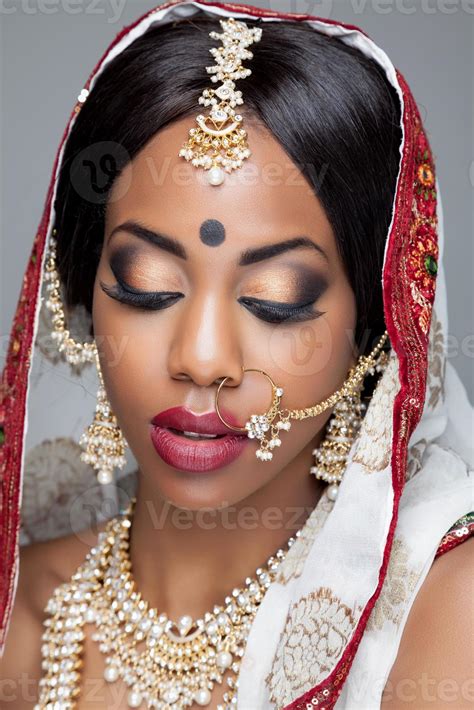 Portrait Of Indian Women In Traditional Bridal Look, Bride Makeup With Heavy Gold Jewelry Stock ...