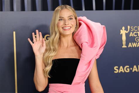 Margot Robbie Wrapped Herself in Pink Couture for the 2024 SAG Awards ...