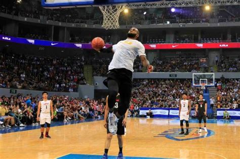 Video: LeBron James Puts on Personal Dunk Contest in Philippines - Cavaliers Nation