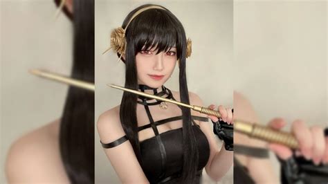 Akase Akari pierces our hearts with Yor Forger cosplay | ONE Esports