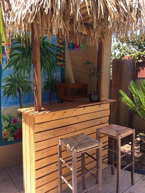 My tiki bar from pallets Country Western Parties, Tiki Bars, Beach Stuff, Pallets, Party ...