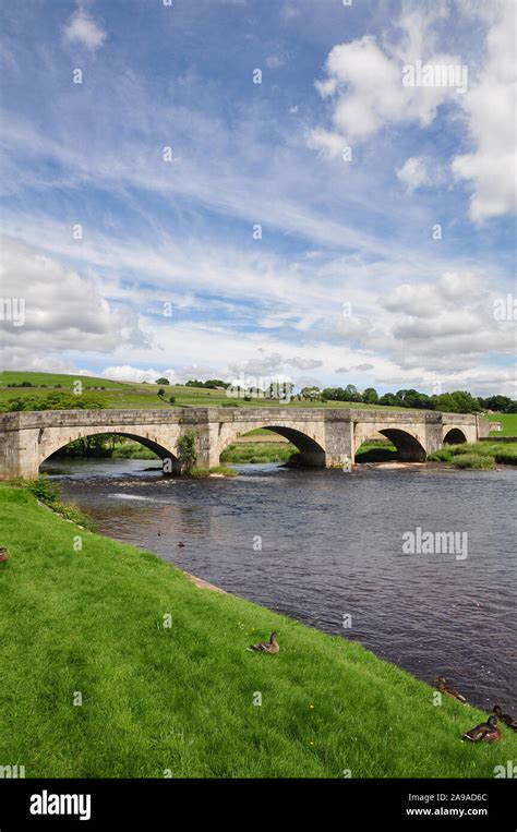 Bridge over river burnsall hi-res stock photography and images - Alamy