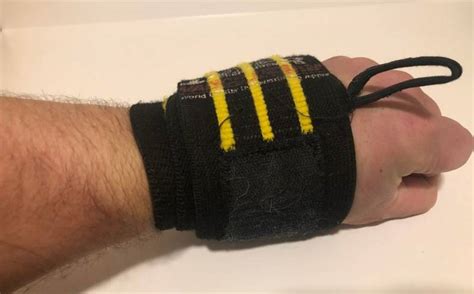 How To Use Wrist Wraps (13 Tips Everyone Should Know) | PowerliftingTechnique.com