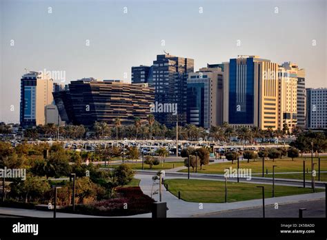 Blick über den Doha Corniche Park auf den Stadtteil Al Mirqab, Doha ...