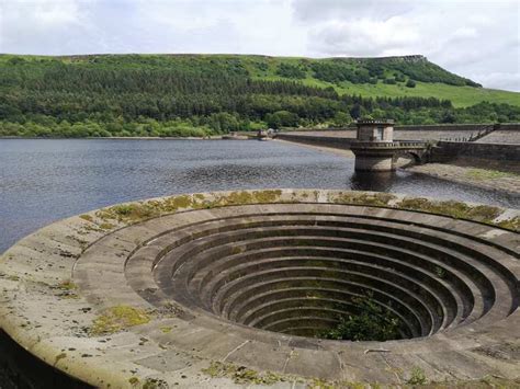 Ladybower Reservoir Dam - Derbyshire, England | Hiking Tips & Photos ...