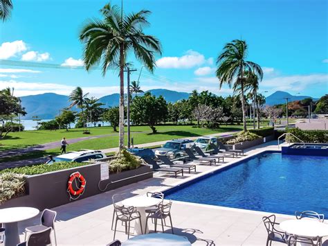 Holiday Inn Cairns Harbourside - Free Internet & More