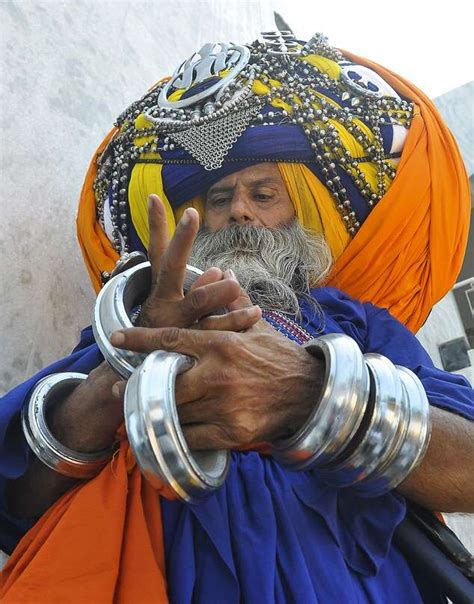 Conheça o homem que gasta 6 horas por dia para colocar maior turbante ...