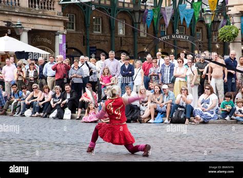 Street performers at Covent Garden, London Stock Photo - Alamy