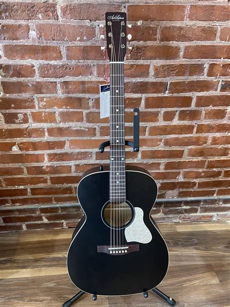 Art & Lutherie Legacy Acoustic/Elect Faded Black Presys II w/Gig Bag