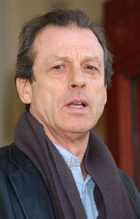 Former EastEnders actor Leslie Grantham ‘fighting for his life in hospital’ - ITV News