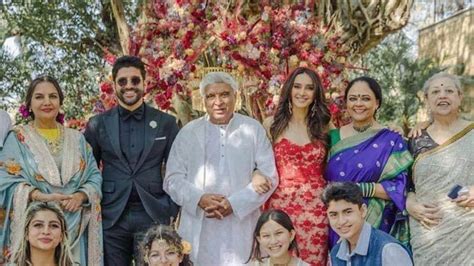 Shabana Azmi, Honey Irani, Javed Akhtar, Farhan Akhtar And Shibani Dandekar Pose For Happy ...