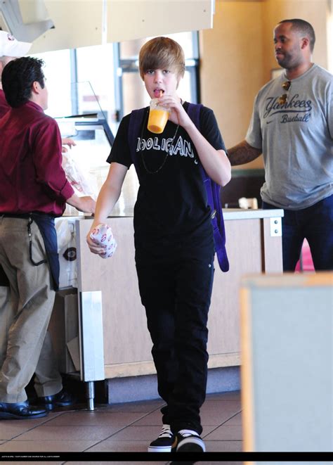 Justin bieber goes to the boston market with some friends - Justin Bieber Photo (14096835) - Fanpop