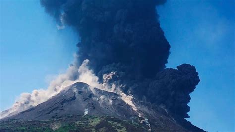 Stromboli: Another spectacular volcano eruption on the Aeolian island off Sicily - Good Morning ...